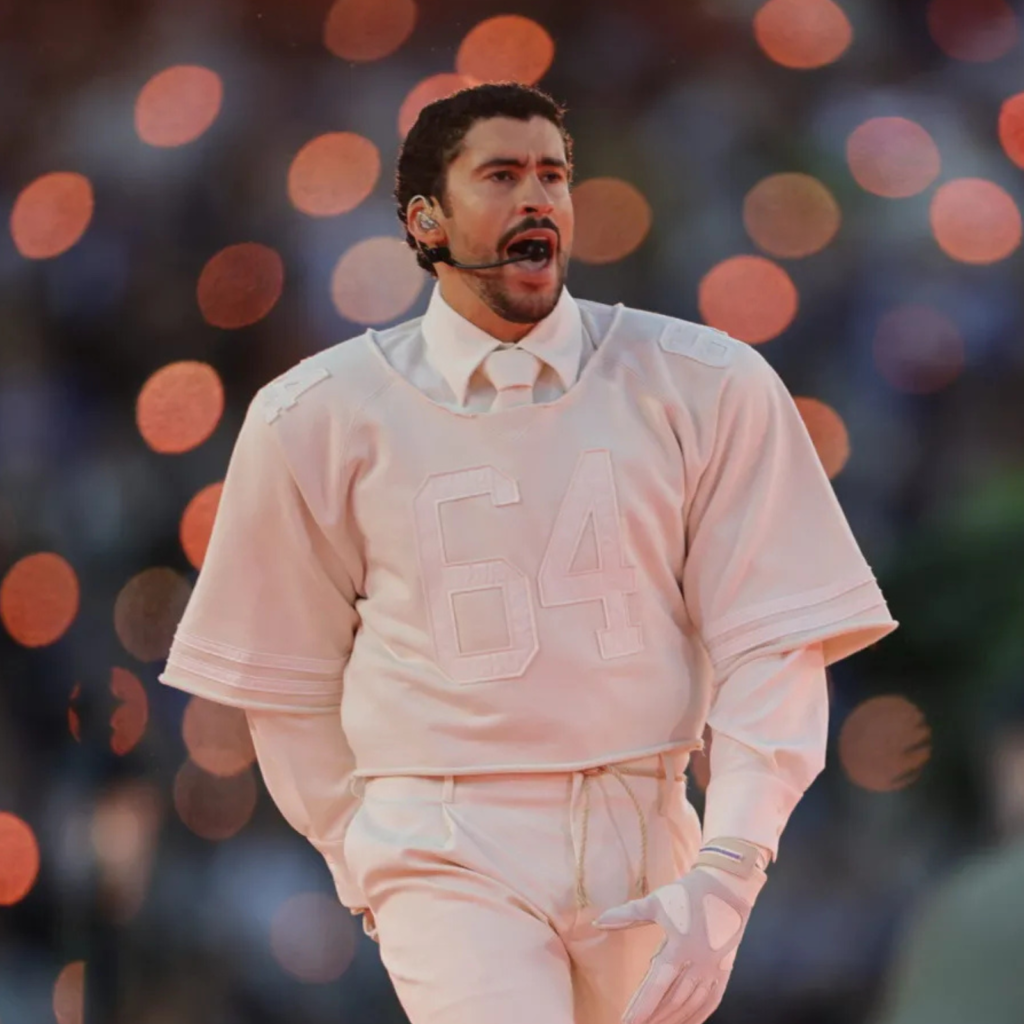 Cantor Bad Bunny no Super Bowl representando a força do posicionamento autêntico e o poder do autoconhecimento.